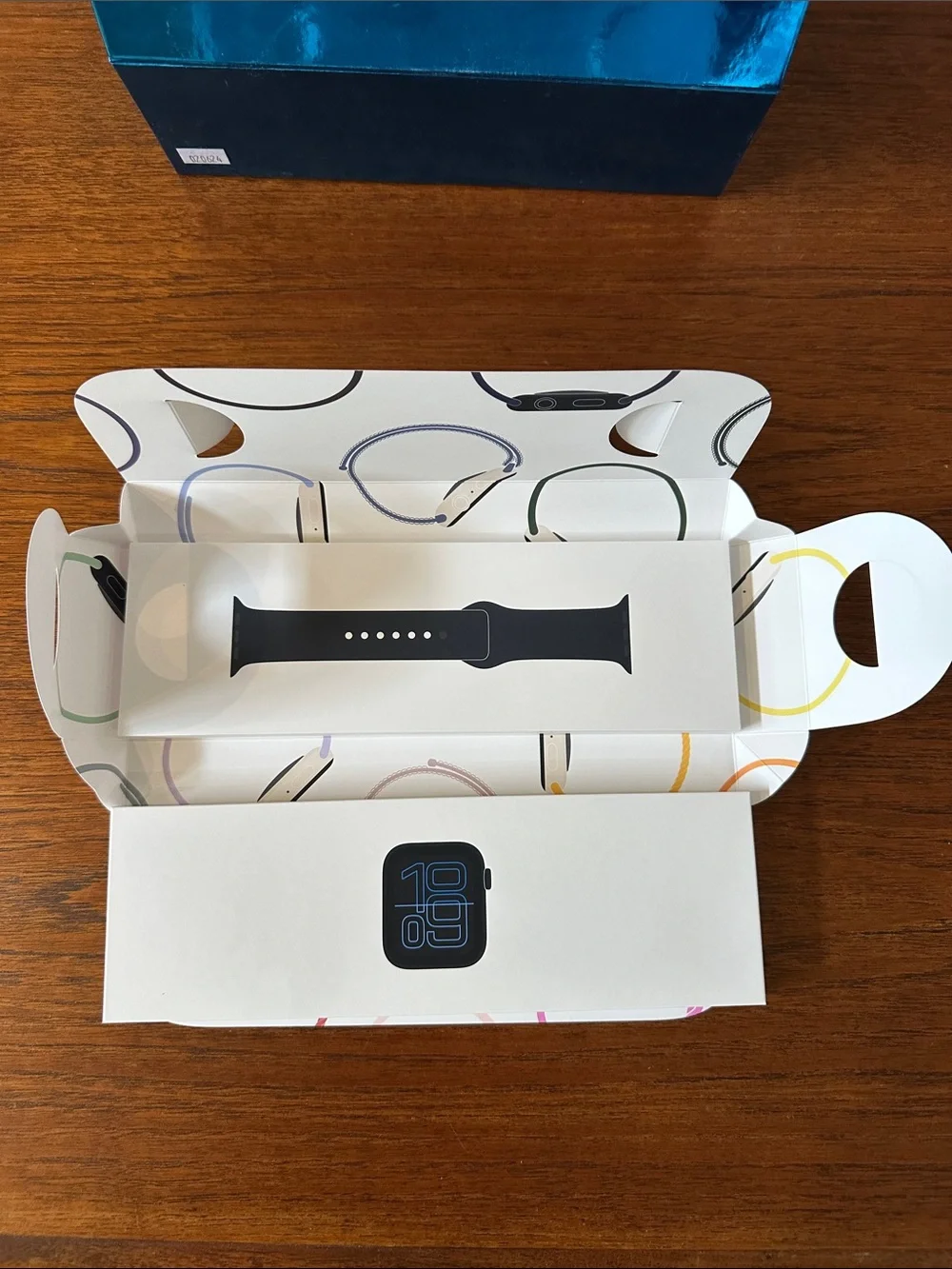 NIB Apple Watch SE 3 40mm Midnight AI Midnight with Space Black Sport Band - Picture 4 of 5